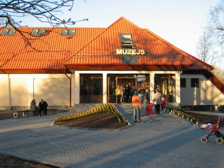 Muzejs 0