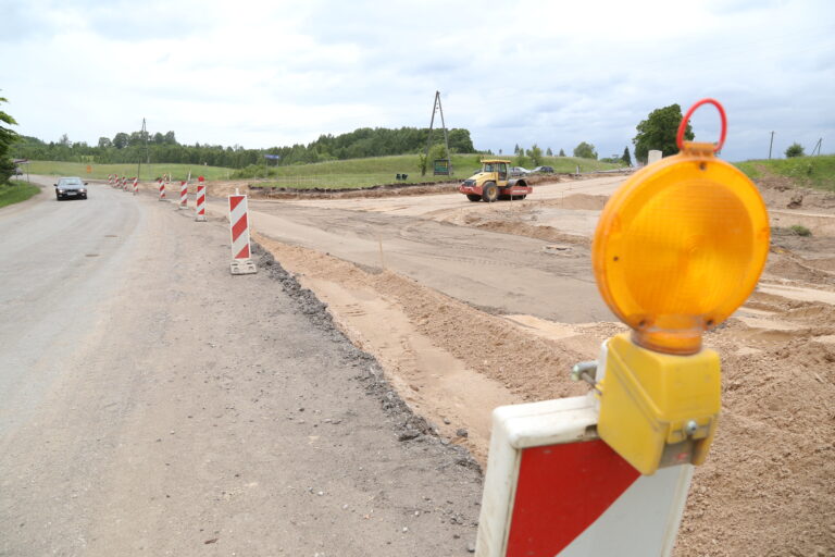 Satiksmes Ministrs Apseko Būvdarbus Uz Vecpiebalgas Autoceļa