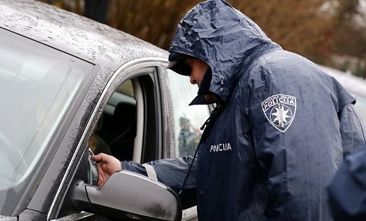 Alkometrs Brauksana Reibuma Dzerajsoferi Policijas Masina Policists 46878389 1