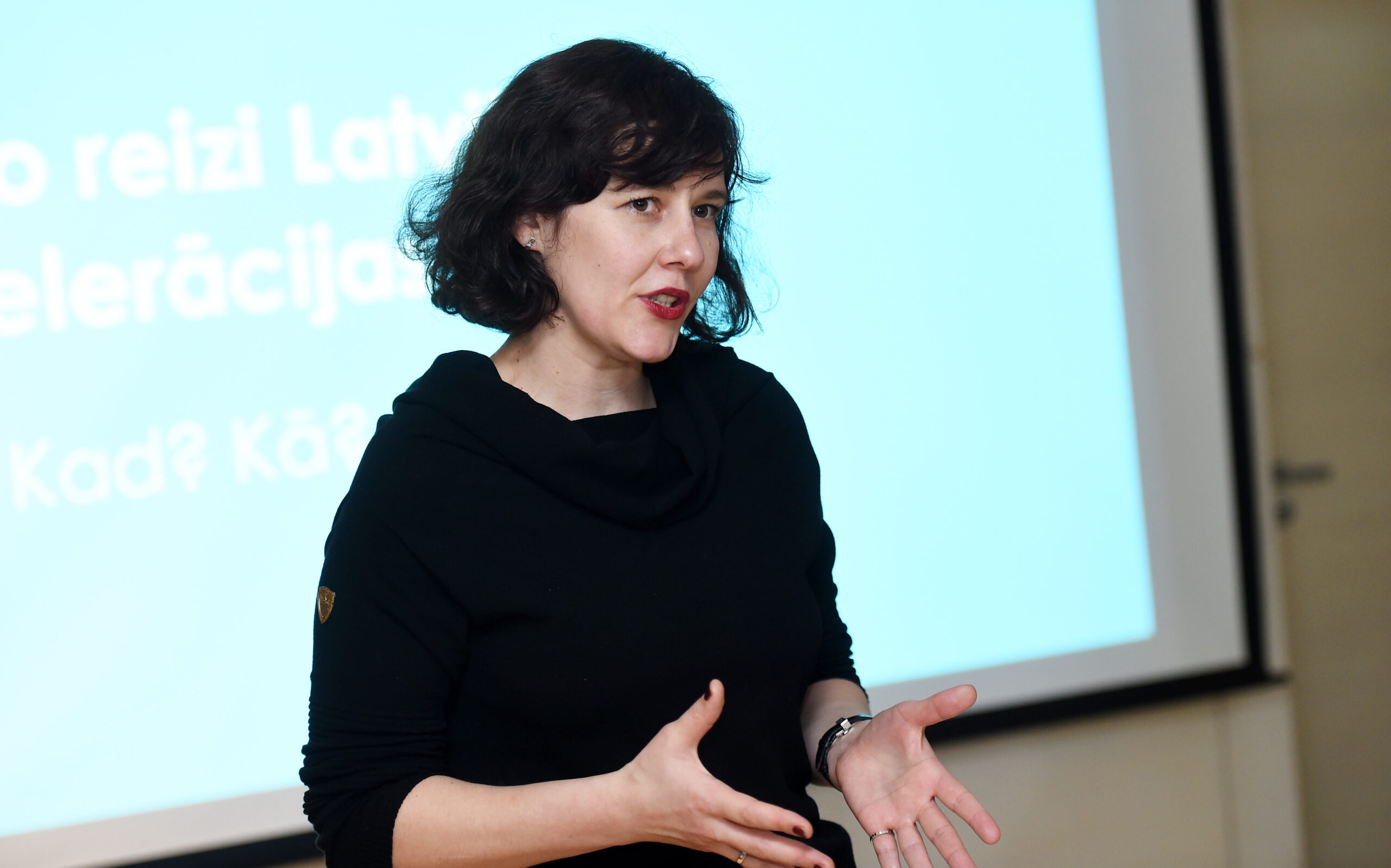Iepazīstina Ar 