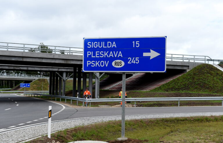 Atklāj Atjaunoto Vidzemes šosejas Posmu Pie 