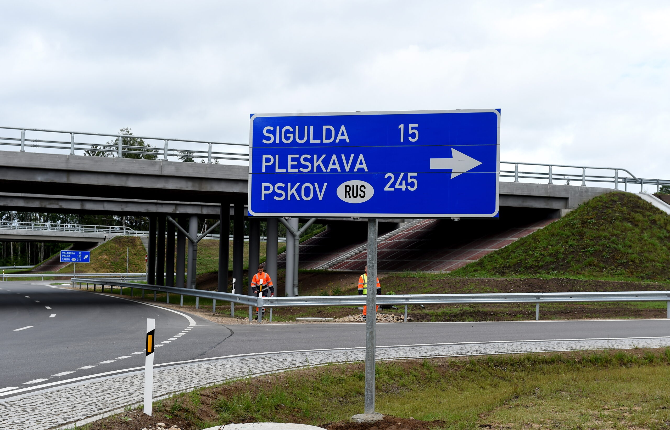 Atklāj Atjaunoto Vidzemes šosejas Posmu Pie 