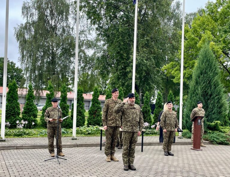 Foto. Dodot Pavëli. Jaunais Nbs Instruktoru Skolas Komandieris PulkveÏleitnants Egils Dëvits, Priekiplânâ, Un Bijuiais Komandieris Majors Mârtiýi Bërziýi.